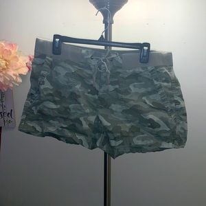Womens 12 camouflage shorts good condition no tears or stains